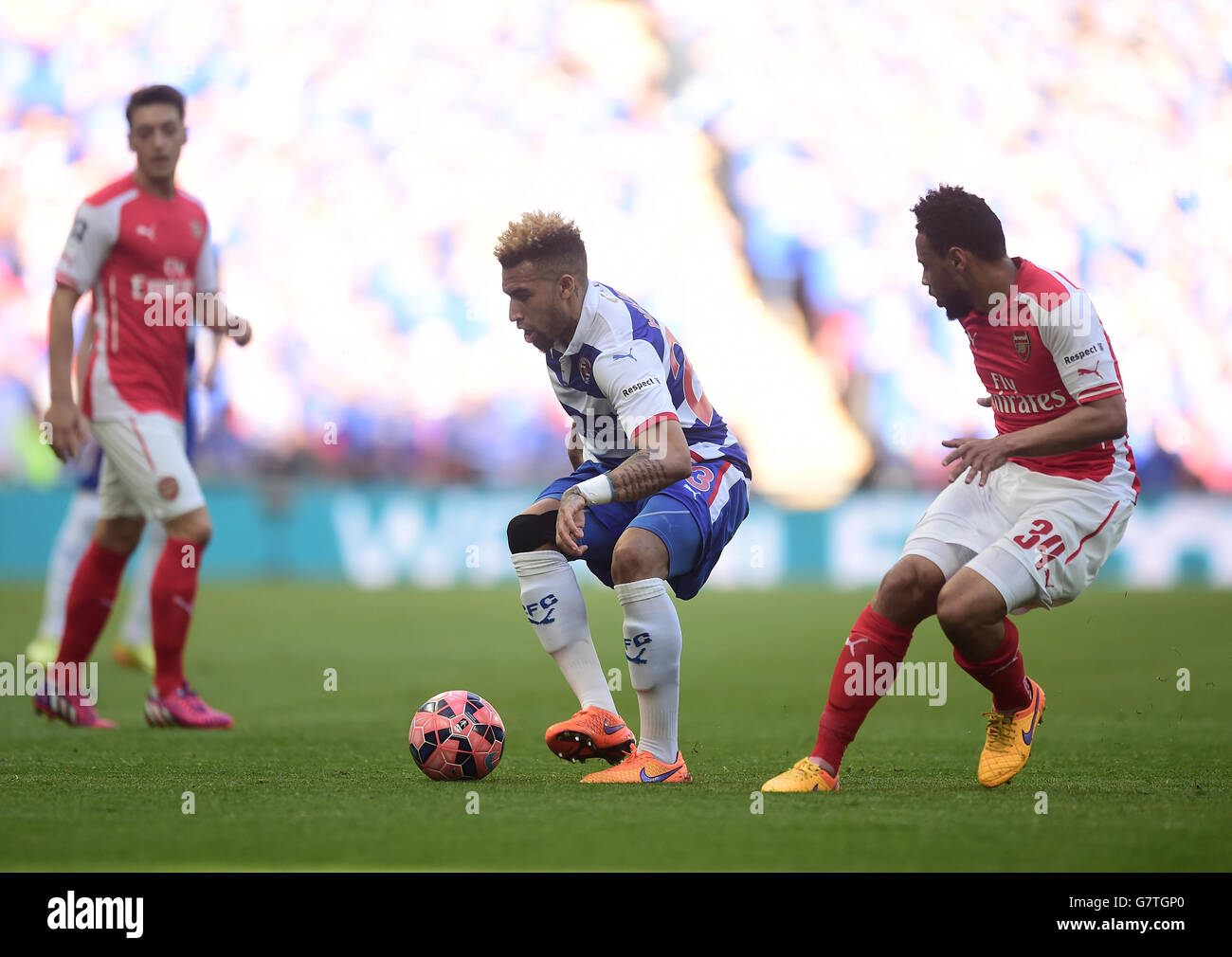 Francis Coquelin von Arsenal (rechts) sieht zu, wie Daniel Williams von Reading den Ball während des FA Cup Halbfinalmatches im Wembley Stadium, London, kontrolliert. DRÜCKEN Sie VERBANDSFOTO. Bilddatum: Samstag, 18. April 2015. Siehe PA Geschichte FUSSBALL Lesen. Bildnachweis sollte lauten: Adam Davy/PA Wire. Stockfoto