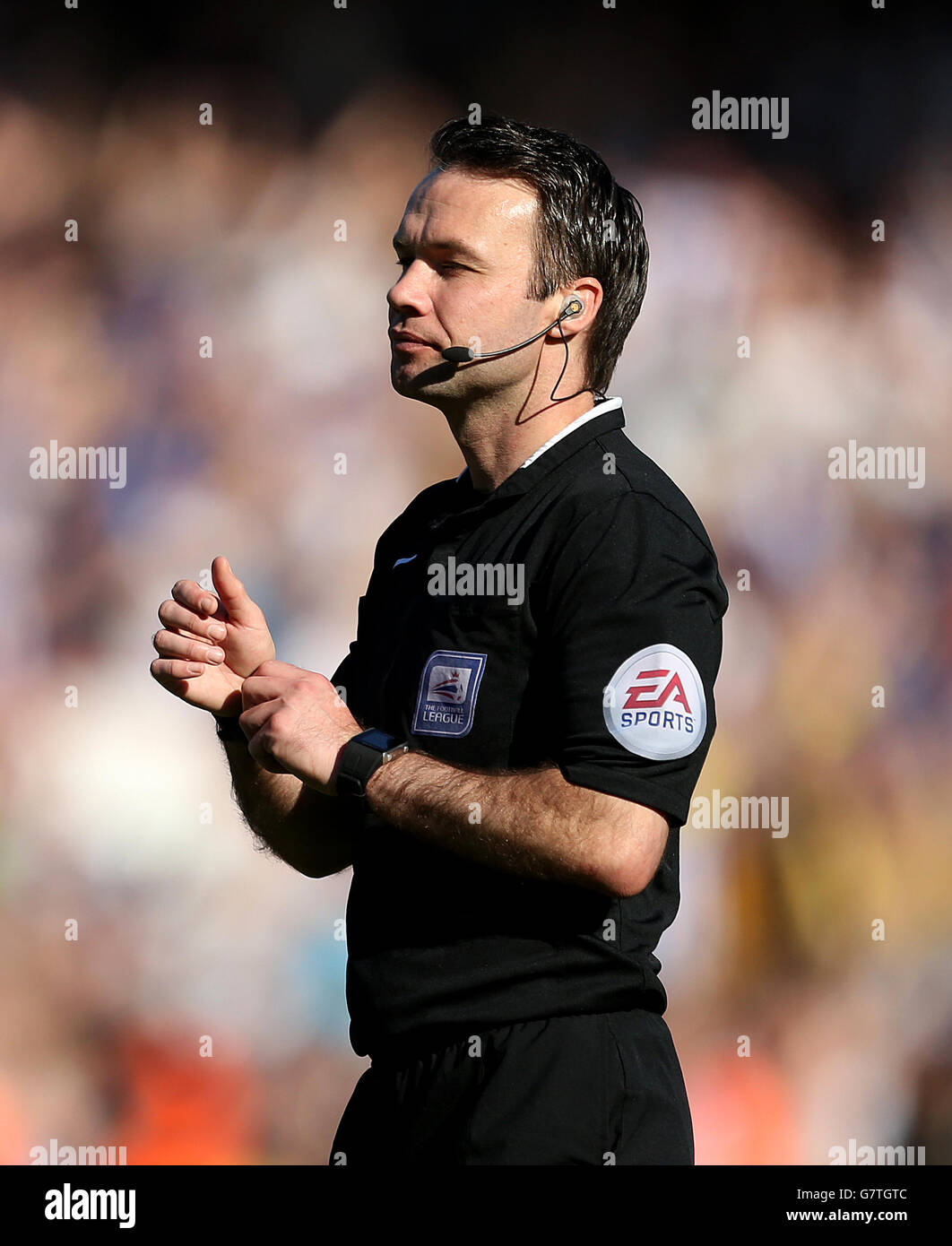 Schiedsrichter Paul Tierney nach dem Spiel der Sky Bet Championship in Dean Court, Bournemouth, in Vollzeit. DRÜCKEN Sie VERBANDSFOTO. Bilddatum: Samstag, 18. April 2015. Siehe PA Geschichte FUSSBALL Bournemouth. Bildnachweis sollte lauten: Steve Paston/PA Wire. Stockfoto