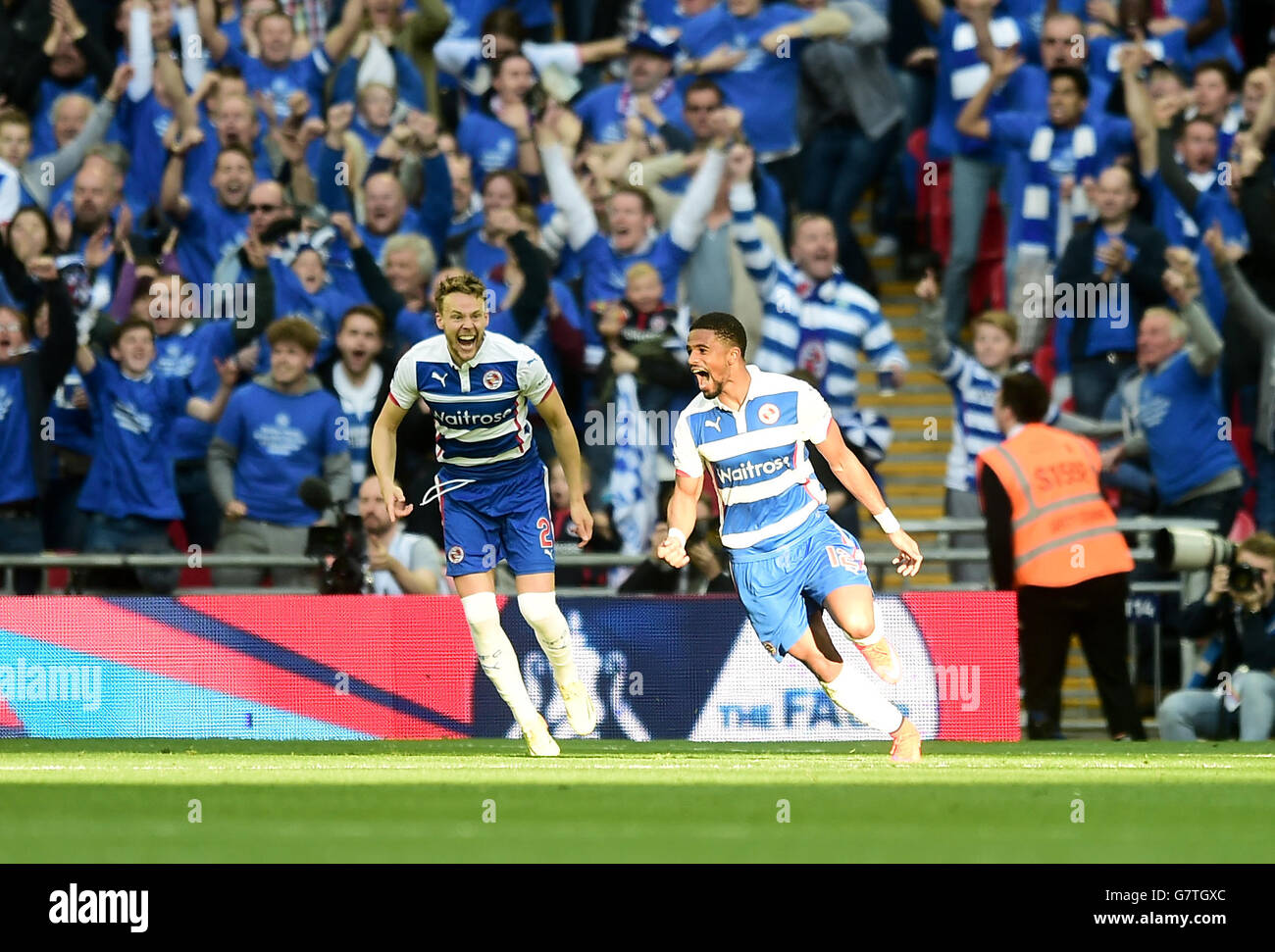 S erstes Tor des Spiels während des FA Cup Halbfinalspiels im Wembley Stadium, London. DRÜCKEN Sie VERBANDSFOTO. Bilddatum: Samstag, 18. April 2015. Siehe PA Geschichte FUSSBALL Lesen. Bildnachweis sollte lauten: Adam Davy/PA Wire. Stockfoto