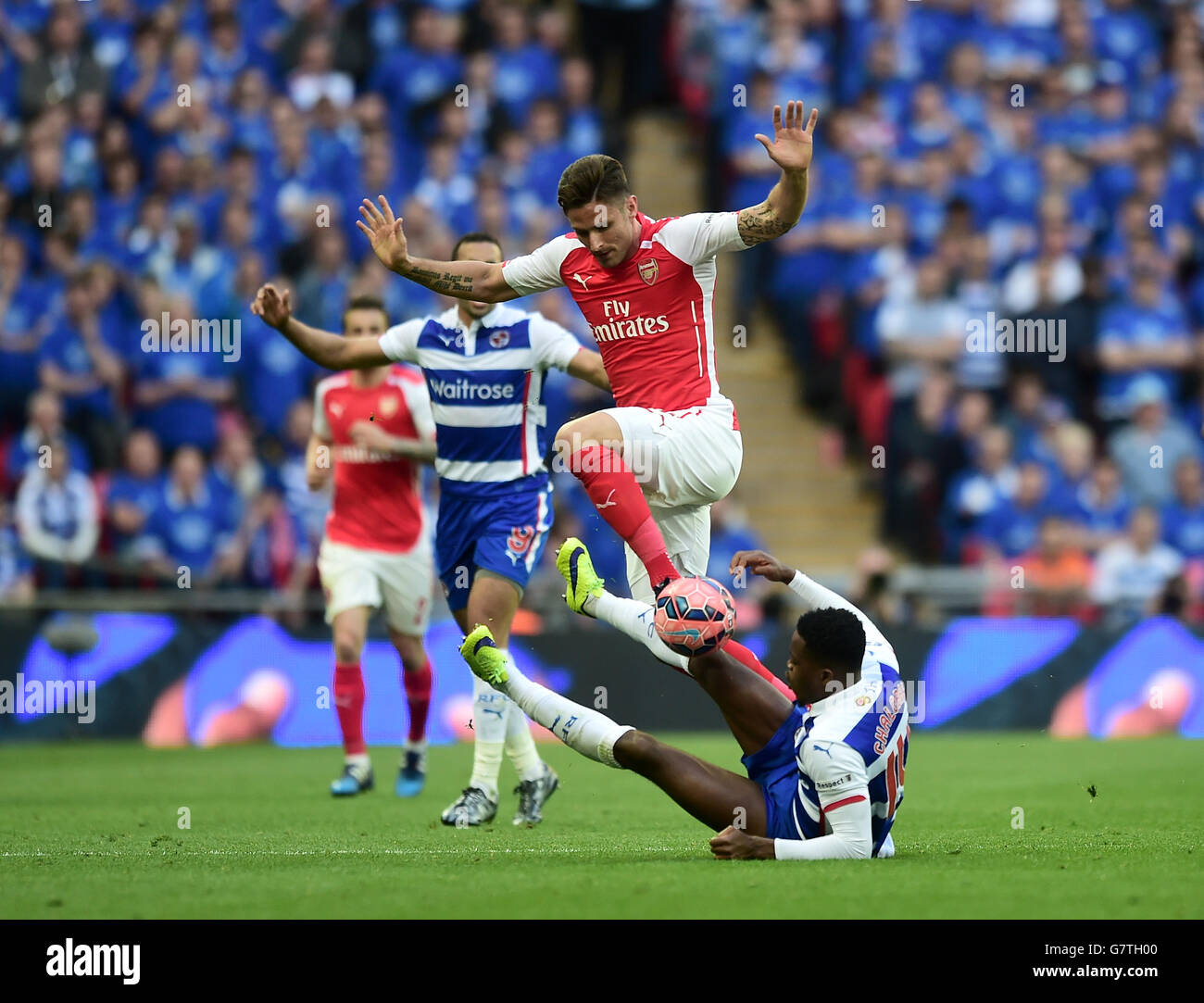 Olivier Giroud von Arsenal kämpft mit Nathaniel Chalobah von Reading während des Halbfinalmatches des FA Cup im Wembley Stadium, London, um den Ball. DRÜCKEN SIE VERBANDSFOTO. Bilddatum: Samstag, 18. April 2015. Siehe PA Story SOCCER Reading. Bildnachweis sollte lauten: Adam Davy/PA Wire. Stockfoto