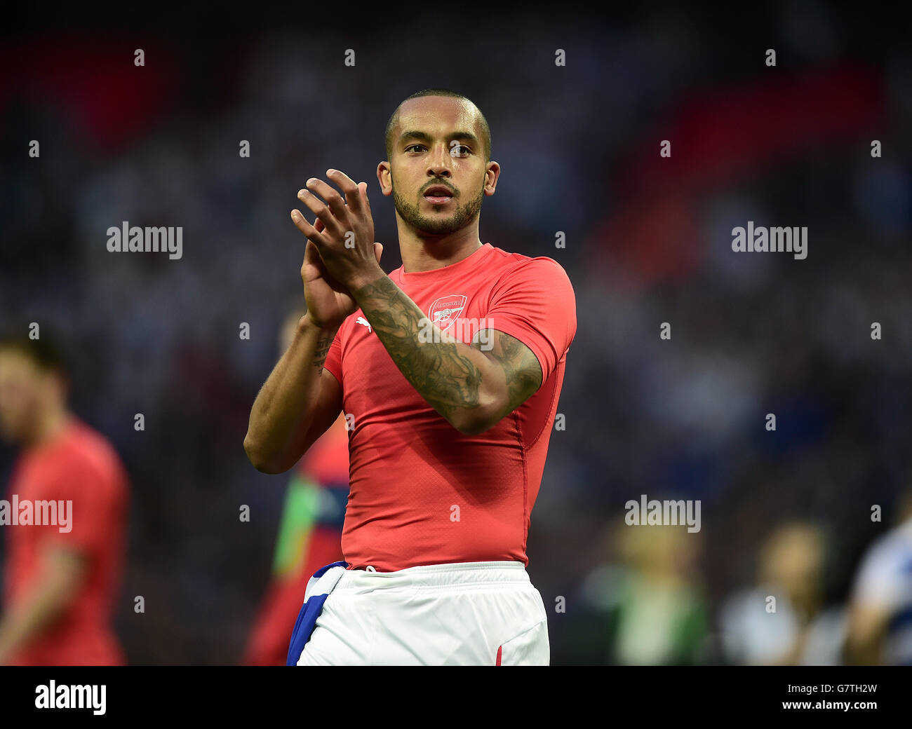 Theo Walcott von Arsenal feiert nach dem letzten Pfiff während des Halbfinalmatches des FA Cup im Wembley Stadium, London. DRÜCKEN SIE VERBANDSFOTO. Bilddatum: Samstag, 18. April 2015. Siehe PA Story SOCCER Reading. Bildnachweis sollte lauten: Adam Davy/PA Wire. Stockfoto