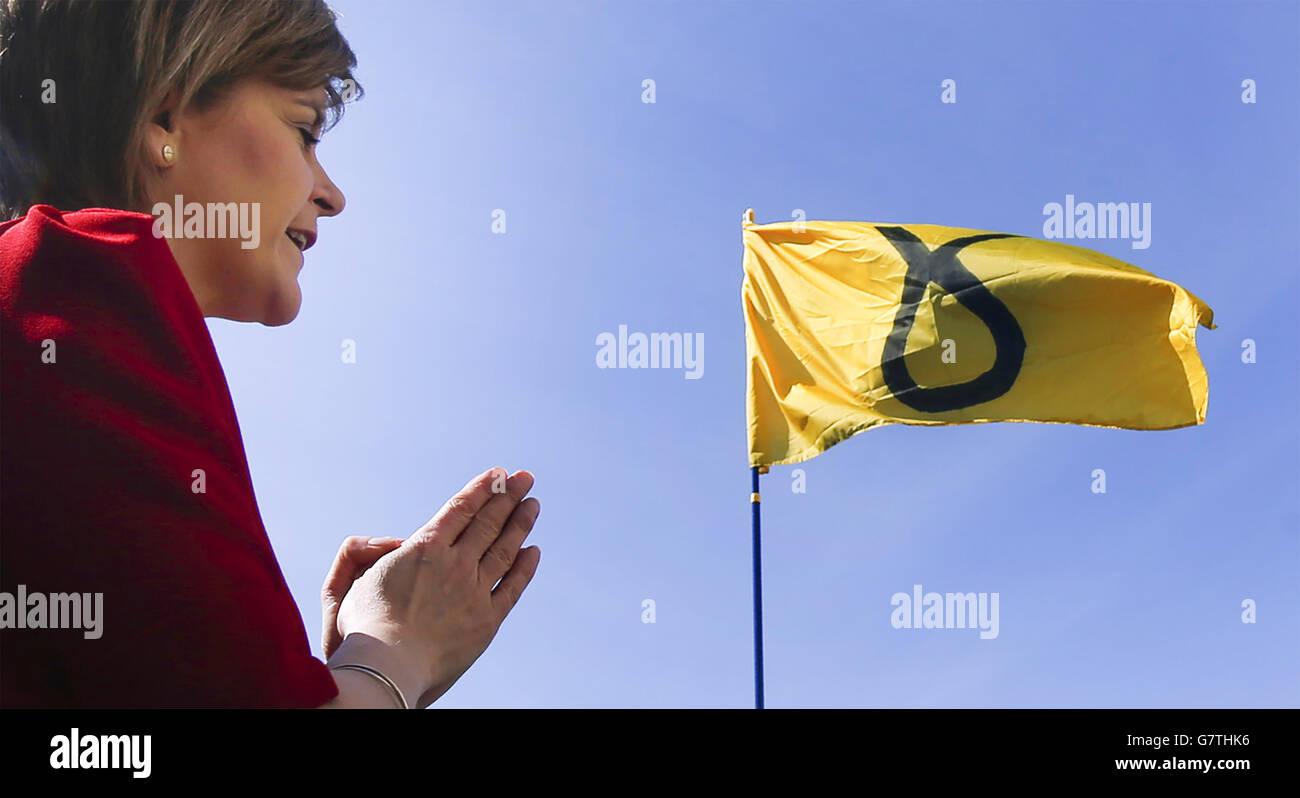 SNP-Parteichef Nicola Sturgeon, während auf dem Weg zur allgemeinen Wahlkampagne in Ayr, Schottland. Stockfoto