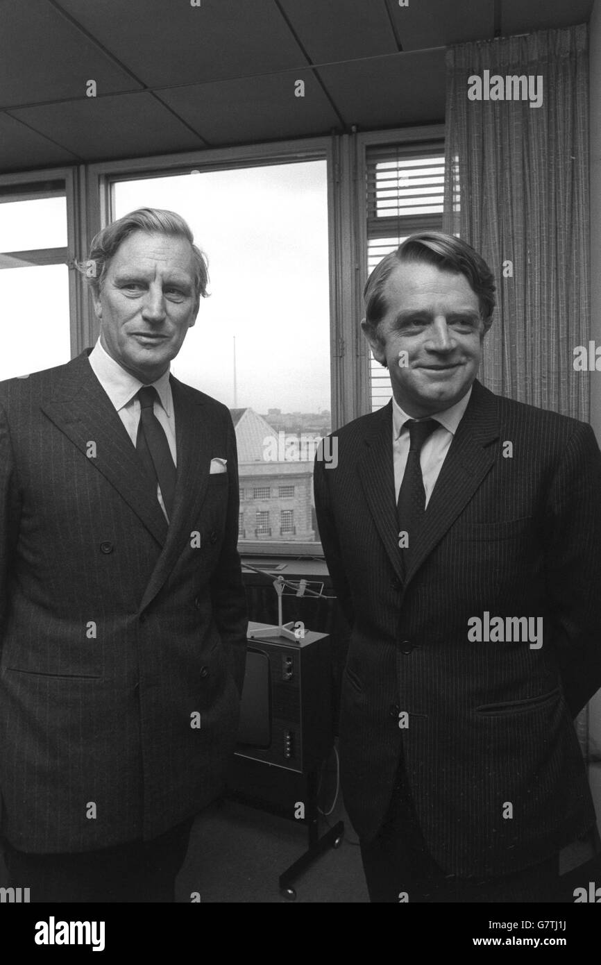 Christopher Chataway (r), Abgeordneter für Chichester und Minister für industrielle Entwicklung, zu einem gemeinsamen Besuchentreffen im Millbank Tower mit Gordon Richardson, dem Vorsitzenden des neu ernannten Beratungsgremiums für industrielle Entwicklung. Mt Richardson ist Vorsitzender von Schroders Limited. Der Vorstand wird gemäß Abschnitt 9 des Industry Act 1972 eingesetzt. Wie das am 22. März veröffentlichte Weißbuch über die industrielle und regionale Entwicklung deutlich gemacht hat, wird der Verwaltungsrat allgemein zu branchenweiten Problemen und Prioritäten beraten und spezifische Hauptfälle für selektive Hilfe im Rahmen des Industriegesetzes prüfen. 1973 Gordon Richardson Stockfoto