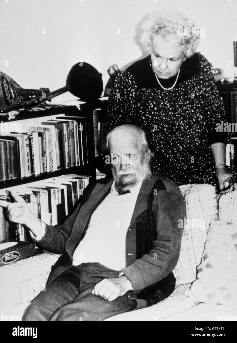 Der britische Schriftsteller William Golding, geboren 1911 in Südwestengland, ist der achte britische Schriftsteller, der seit der Gründung des Preises 1901 den Nobelpreis für Literatur erhielt. Golding, der im Roman „der Herr der Fliegen“ von 1954 und in anderen Werken die menschliche Fähigkeit zu Bösem und Korruption probete, sagte von seinem Haus im Dorf Bowerchalke in Westengland, dass er „verunglickt“ wurde und fügte hinzu: „die Richter müssen denken, dass ich gut bin“. Er ist hier mit seiner Frau zu Hause abgebildet. Stockfoto