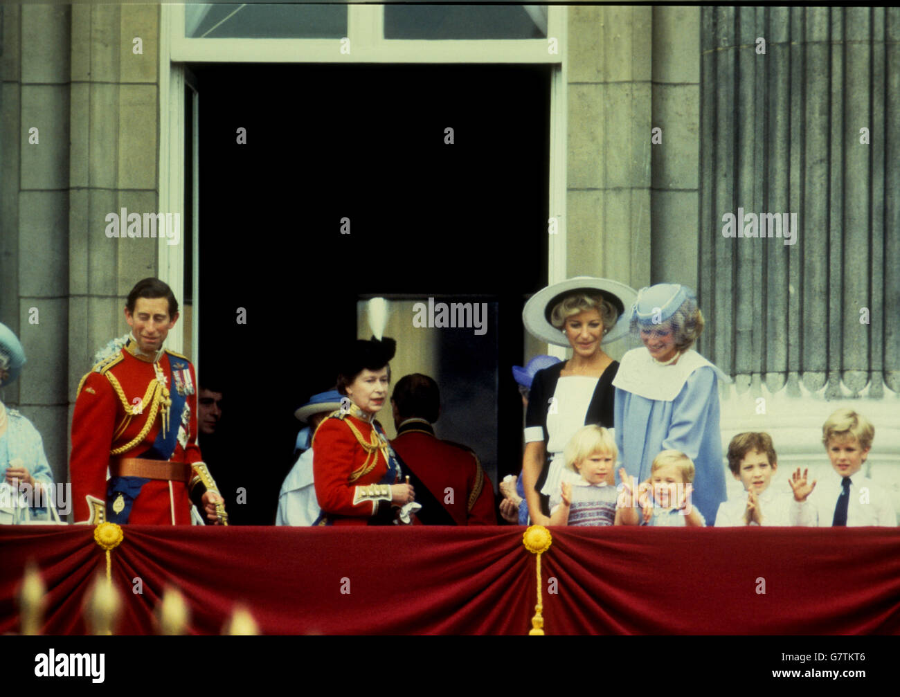 Mitglieder der königlichen Familie versammeln sich, um den RAF-Flipper zum Geburtstag der Königin zu beobachten. (Von links) der Prinz von Wales, die Königin, Prinzessin Michael von Kent und die Prinzessin von Wales. (Vorne, von links) Zara Phillips (Tochter von Prinzessin Anne), Prinz William (Sohn von Prinz und Prinzessin von Wales), Lord Frederick Windsor (Sohn von Prinzessin Michael von Kent) und Peter Phillips (Sohn von Prinzessin Anne). Stockfoto