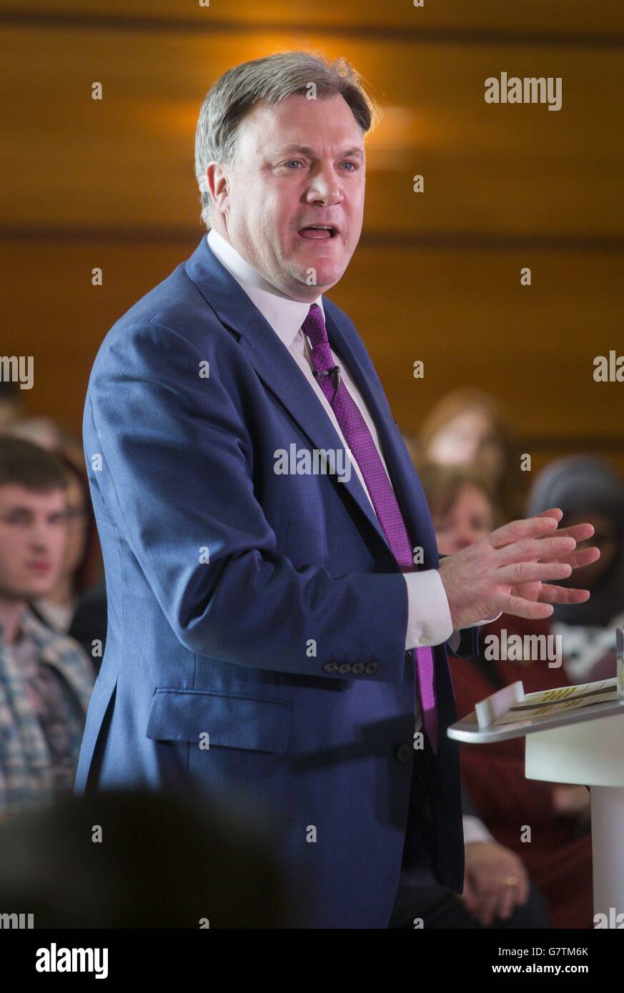 Labour's Shadow Chancellor Ed Balls bei einer Wahlveranstaltung in der Royal Concert Hall in Glasgow. Stockfoto