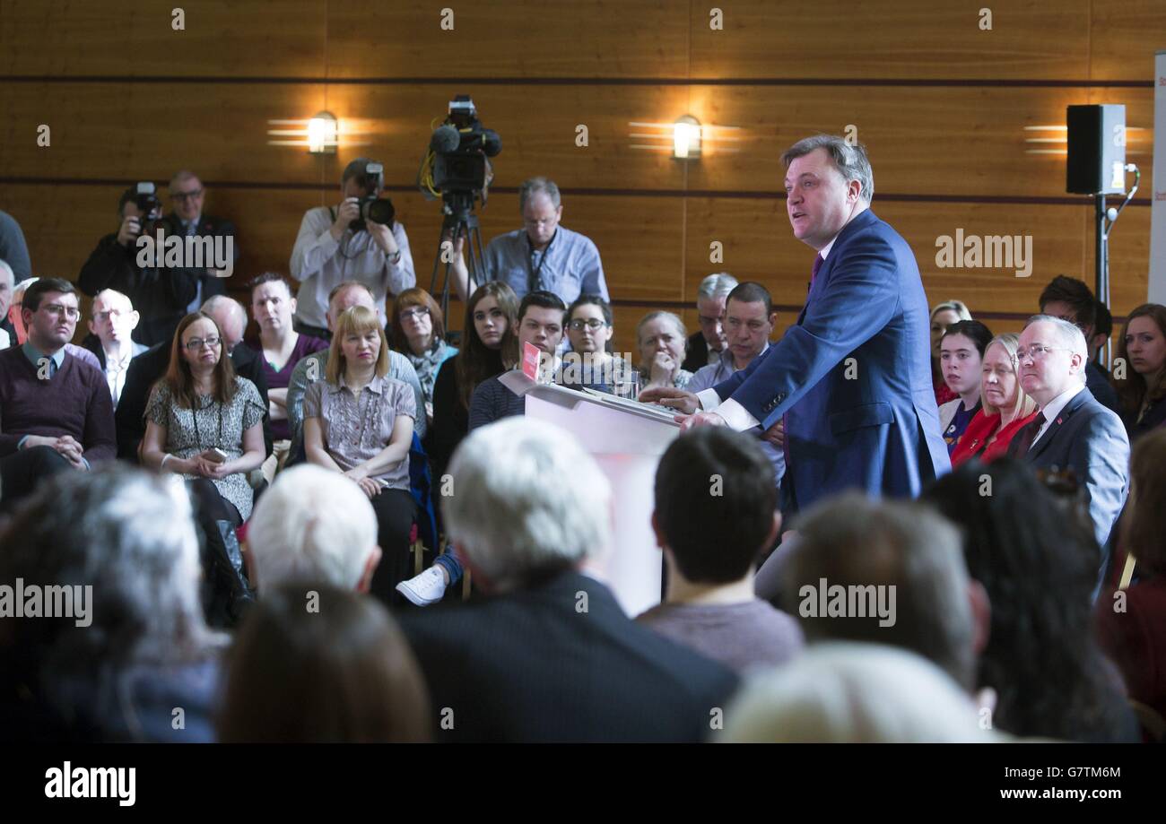 Labour's Shadow Chancellor Ed Balls bei einer Wahlveranstaltung in der Royal Concert Hall in Glasgow. Stockfoto