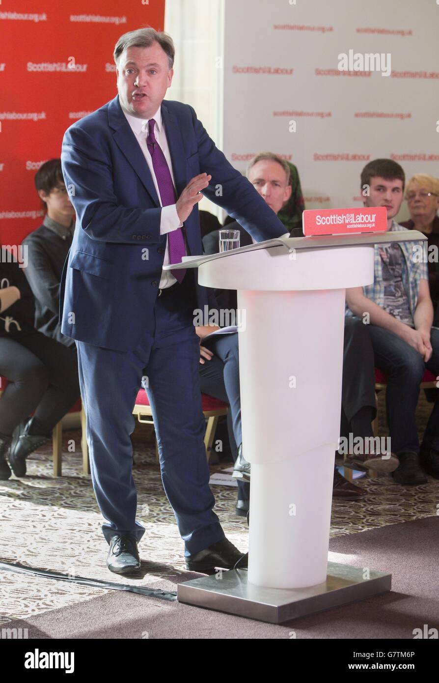 Labour's Shadow Chancellor Ed Balls bei einer Wahlveranstaltung in der Royal Concert Hall in Glasgow. Stockfoto