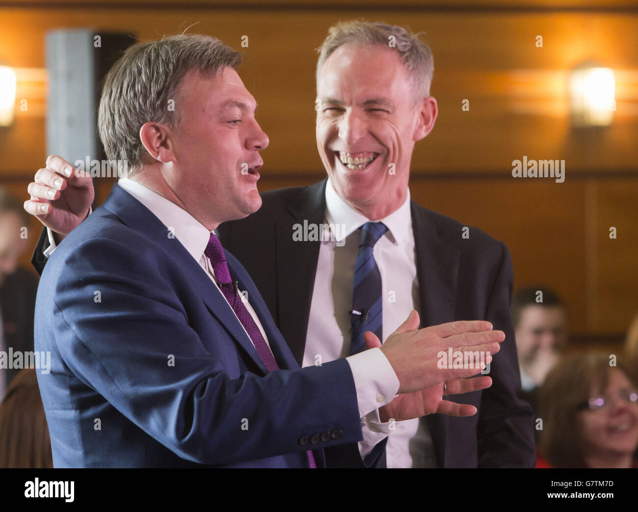 Schatten-Kanzler Ed Balls mit dem schottischen Labour-Führer Jim Murphy bei einer Wahlveranstaltung in der Royal Concert Hall in Glasgow. Stockfoto