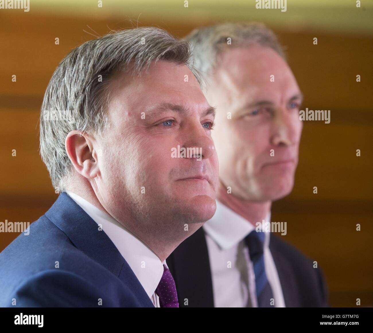 Schatten-Kanzler Ed Balls mit dem schottischen Labour-Führer Jim Murphy bei einer Wahlveranstaltung in der Royal Concert Hall in Glasgow. Stockfoto