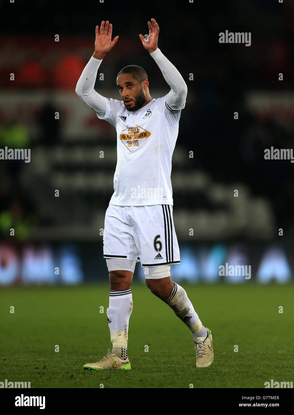 Ashley Williams von Swansea City winkt nach der Niederlage gegen die Familie Liverpool Stockfoto