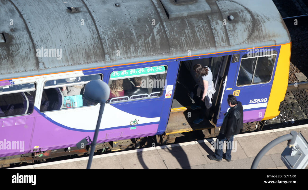 Eine allgemeine Ansicht eines Northern Rail Zuges, der im Besitz von Serco-Abellio ist, und der Passagiere am Bahnhof Leeds, Leeds. Stockfoto