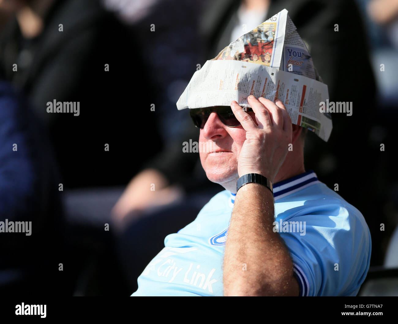 Ein Fan von Coventry City beobachtet Notts County in der Sonne. Stockfoto