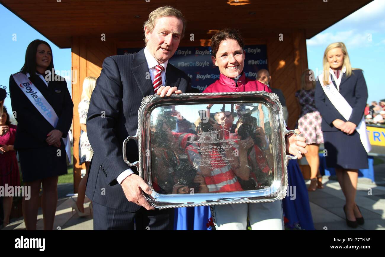 Katie Walsh feiert zusammen mit Taoiseach Enda Kenny, nachdem sie Thunder und Roses beim BoyleSports Irish Grand National Steeplechase während des BoyleSports Irish Grand National Day auf der Fairyhouse Racecourse, Ratoath, Co. Meath zum Sieg geführt hat. Stockfoto