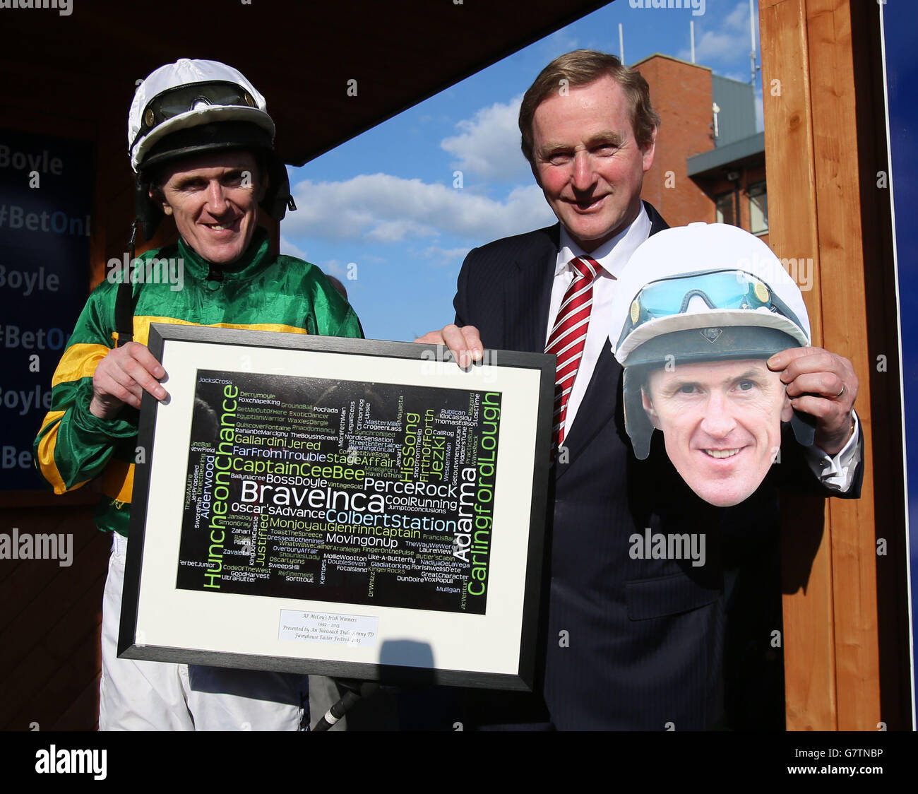 Taoiseach Enda Kenny posiert mit dem Jockey AP McCoy während des BoyleSports Irish Grand National Day auf der Fairyhouse Racecourse, Ratoath, Co. Meath. Stockfoto