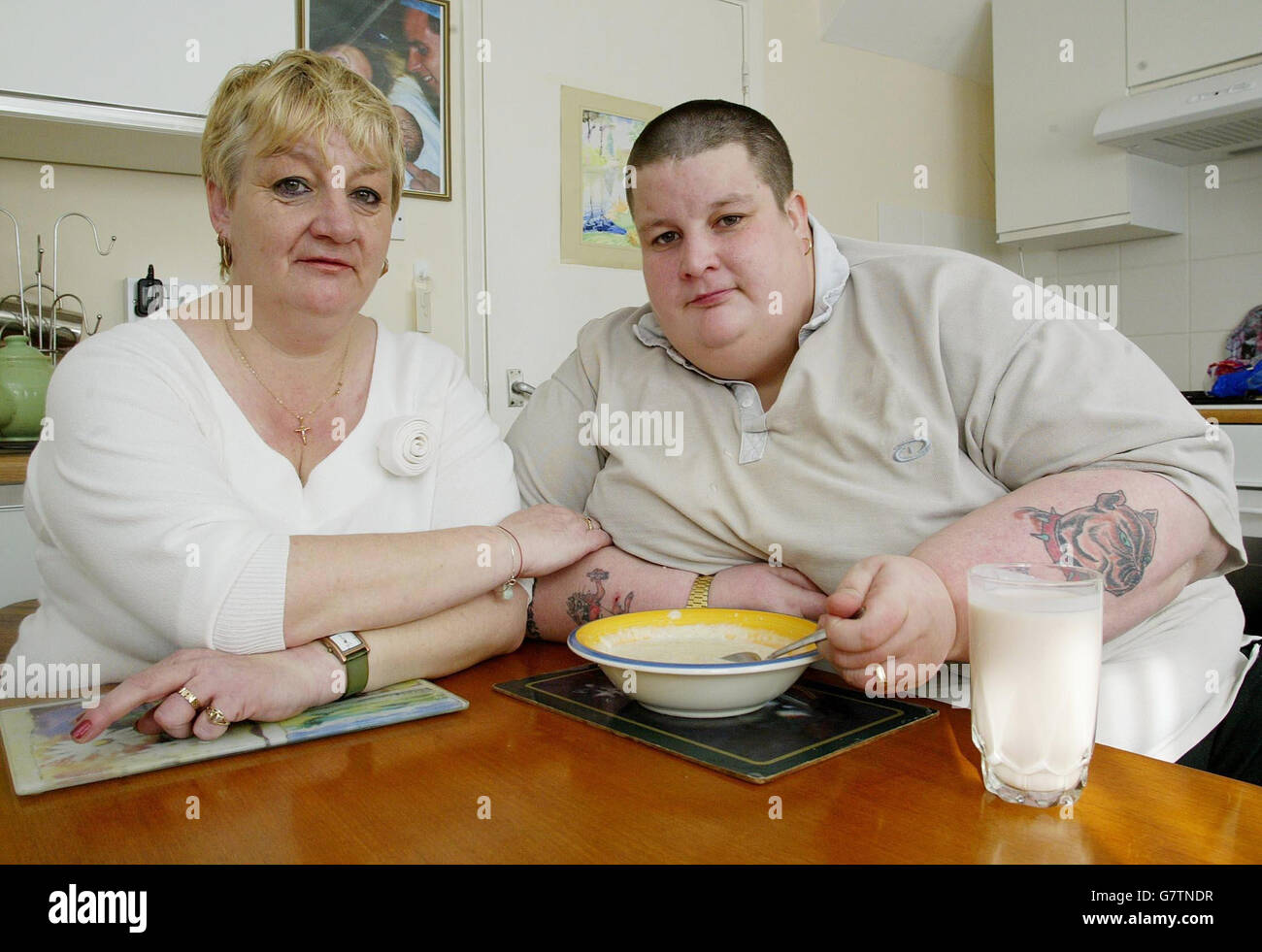 Chris Leppard, 31, aus dem Jahr 23, hat mit seiner Mutter Anne zu Hause  einen Brei zum Frühstück, nachdem er gestern Abend von der Eastbourne  Clinic nach Hause zurückgekehrt war, nachdem er