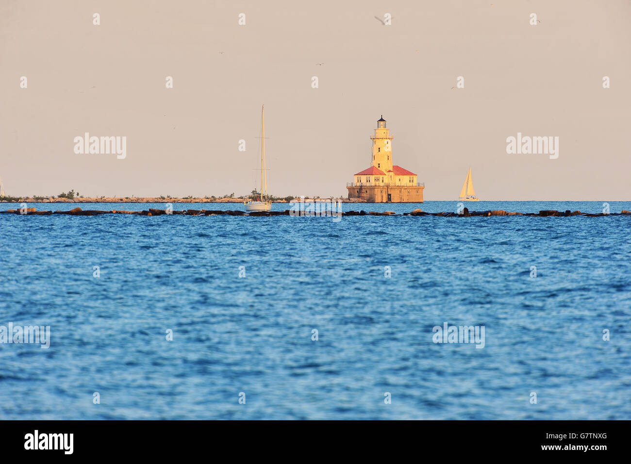 Segelboote Halterung der Chicago Hafen Leuchtturm (auch als Chicago Licht genannt), die in der Nähe von Wellenbrechern bewacht den Hafen sitzt. Chicago, Illinois, USA. Stockfoto