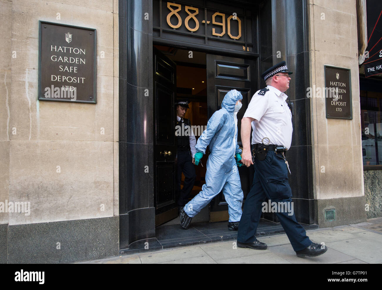 Die Polizei der Hatton Garden Safe Deposit Company in London, als Einbrecher mit schweren Schneidgeräten in mehrere Safes in einem Tresor der Deposit Company eingebrochen sind, wird angenommen, dass die Razzia über das Osterfeiertagswochenende stattgefunden hat. Bilddatum: Dienstag, 7. April 2015. Siehe PA Geschichte POLIZEI HattonGarden. Der Bildnachweis sollte lauten: Dominic Lipinski/PA Wire Stockfoto