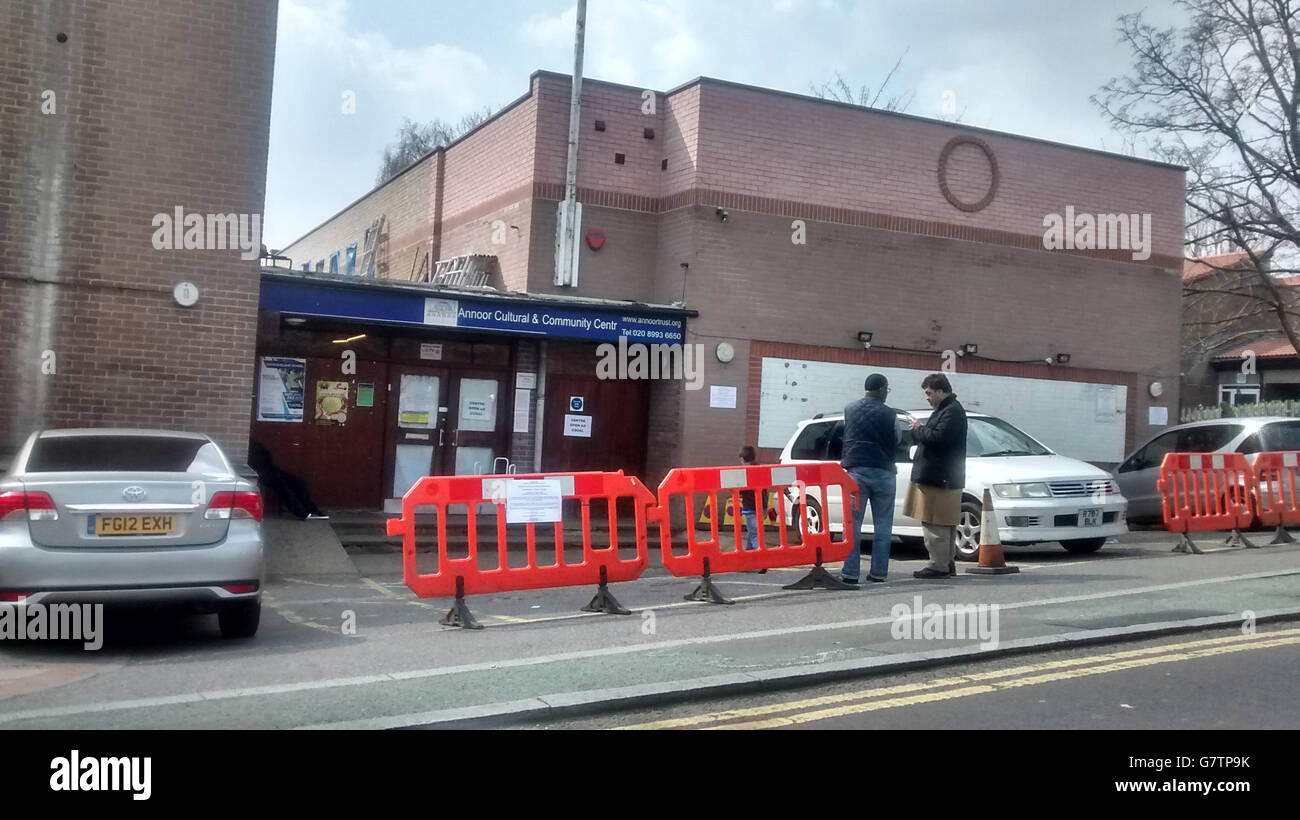 Zwei Männer stehen vor der an Noor Moschee in Acton, West London, wo ein muslimischer Prediger, der am Dienstag erschossen aufgefunden wurde, von 2005 bis 2011 als Iman diente. Stockfoto