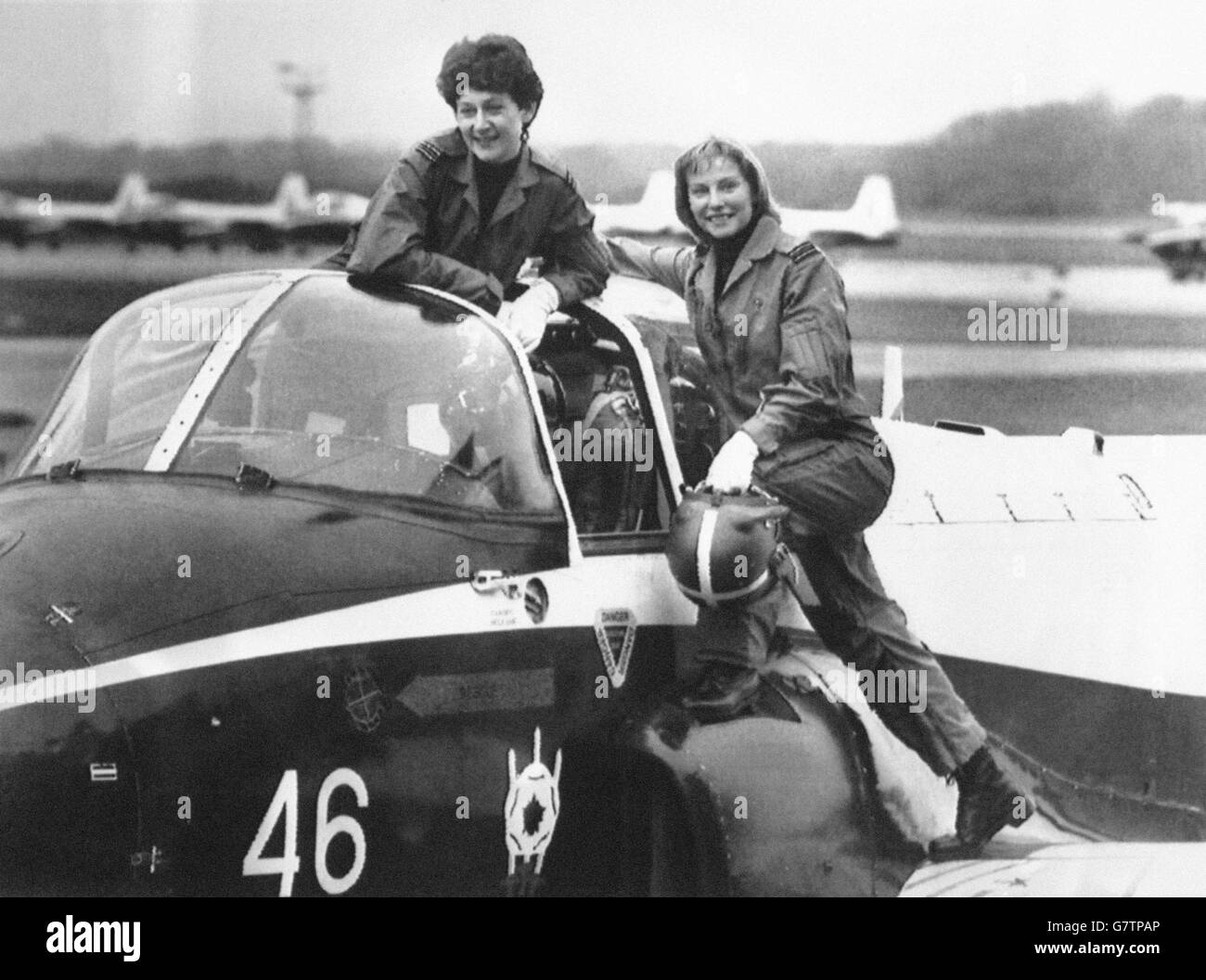 Flug Lieutenants Sally Cox (l) und Julie Gibson (r), die beiden weiblichen Trainee-Piloten der RAF, entspannen sich nach ihrem Jet-Solo heute bei RAF Linton-on-Duse, Yorkshire. Stockfoto