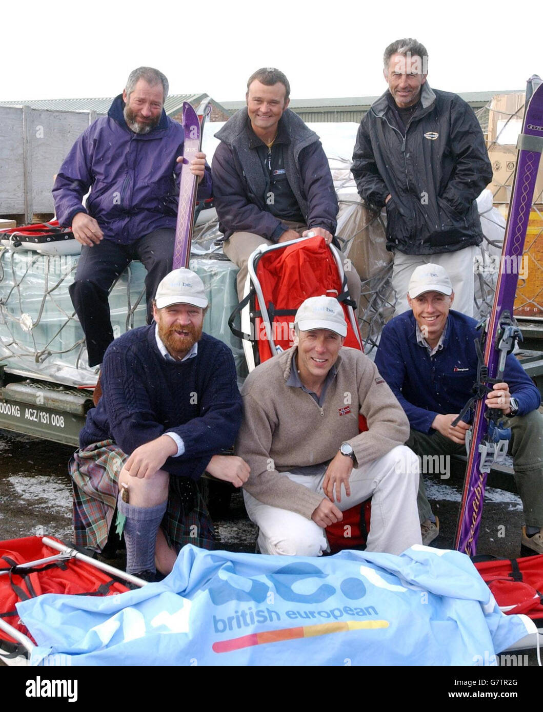 Hinten von links: LT. Commander Clive Waghorn, Sgt Steve Ayers, Corporal Marcus Harriott. Vorne von links: Major Richard Pattison, Capt. Mark Wyldbore und LT. Chris Wright kommen zurück, nachdem sie als erste einen der feindlichsten Orte der Erde überquert haben, das Verbotene Plateau in der Antarktis. Stockfoto