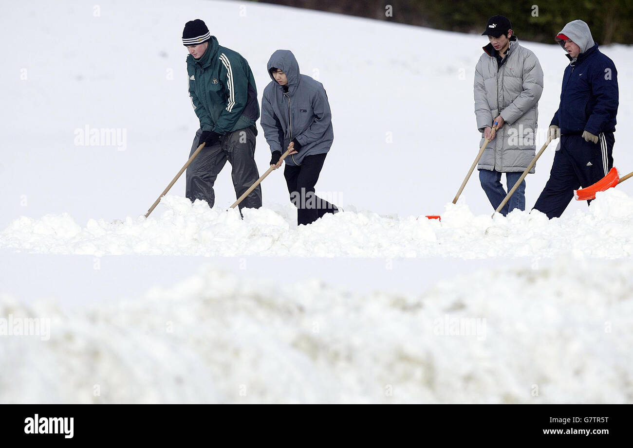 Bodensmänner versuchen, Schnee auf Newcastle United Trainingsgelände nach schweren Schnee über Nacht zu reinigen. Stockfoto