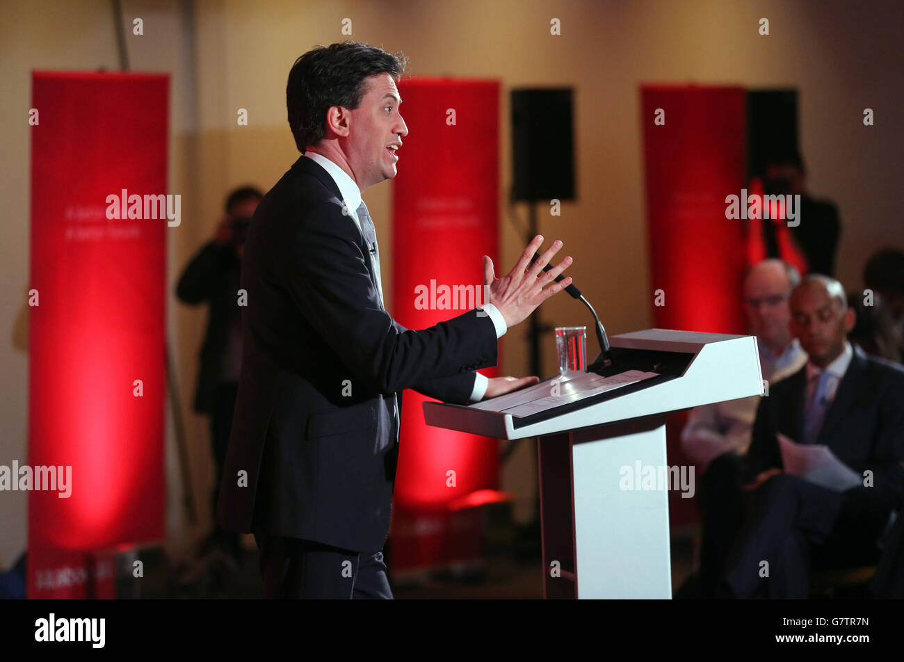 Der Gewerkschaftsführer Ed Miliband spricht während einer Pressekonferenz in London, als die Partei ihr Bildungsmanifest mit der Zusage lancierte, allen Teenagern persönliche Ratschläge zu geben, um zu verhindern, dass ihnen Türen "verschlossen" werden, während sie sich auf die Arbeit vorbereiten. Stockfoto