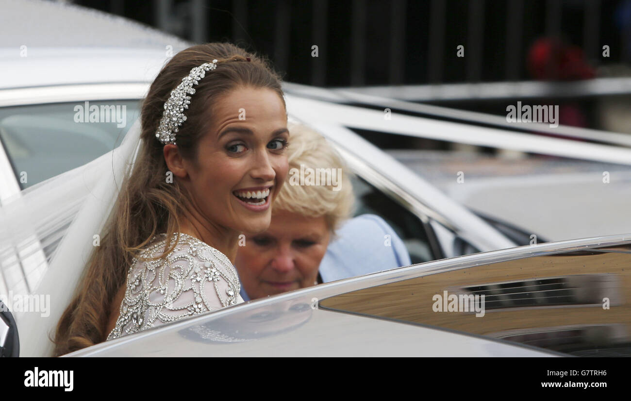 Kim Sears nach ihrer Hochzeit mit Andy Murray, dem britischen Tennisspieler Andy, in der Dunblane Cathedral. Stockfoto