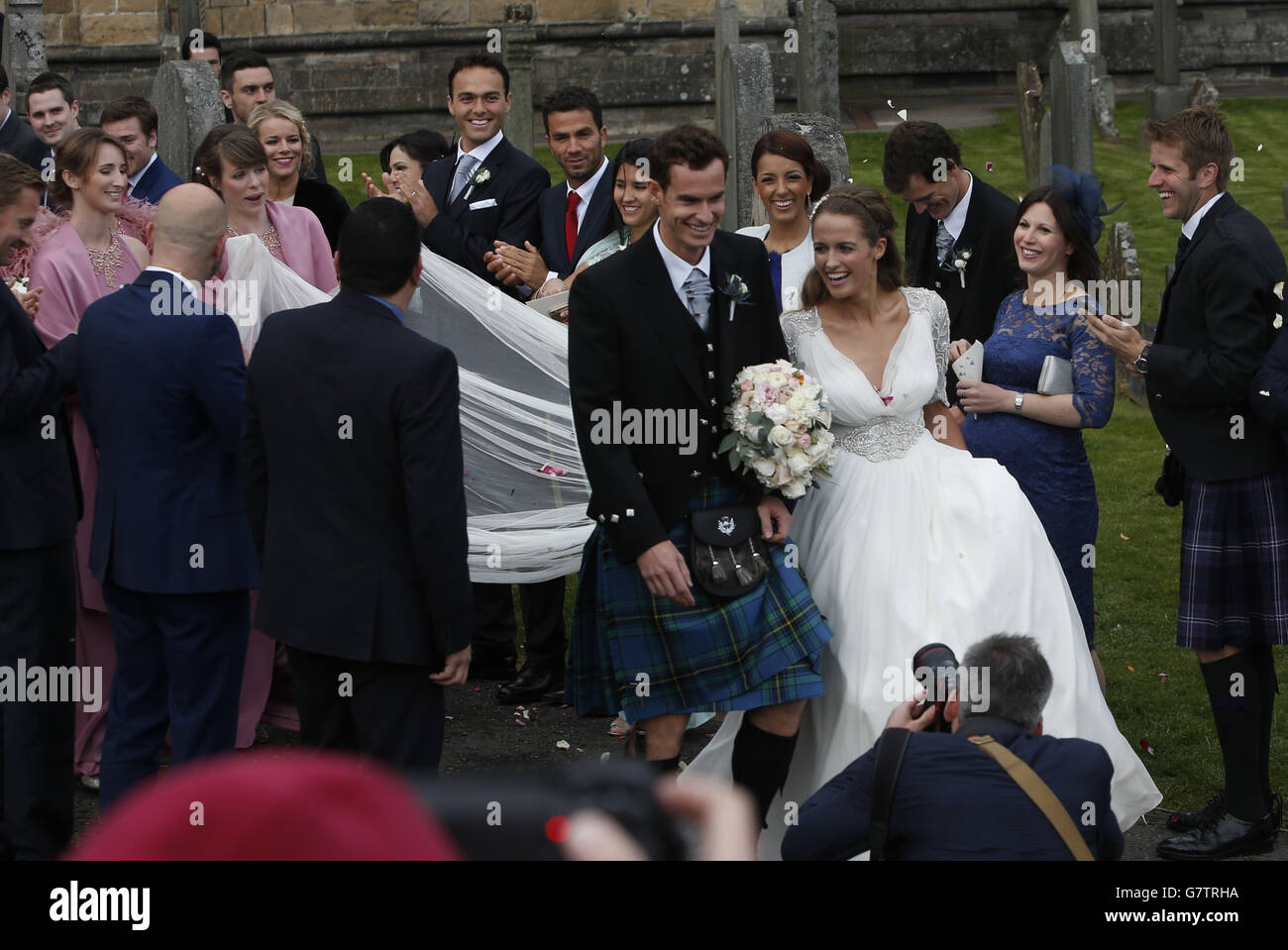 Andy Murray und Kim Sears sind die Nummer eins im britischen Tennis nach ihrer Hochzeit in der Dunblane Cathedral. Stockfoto