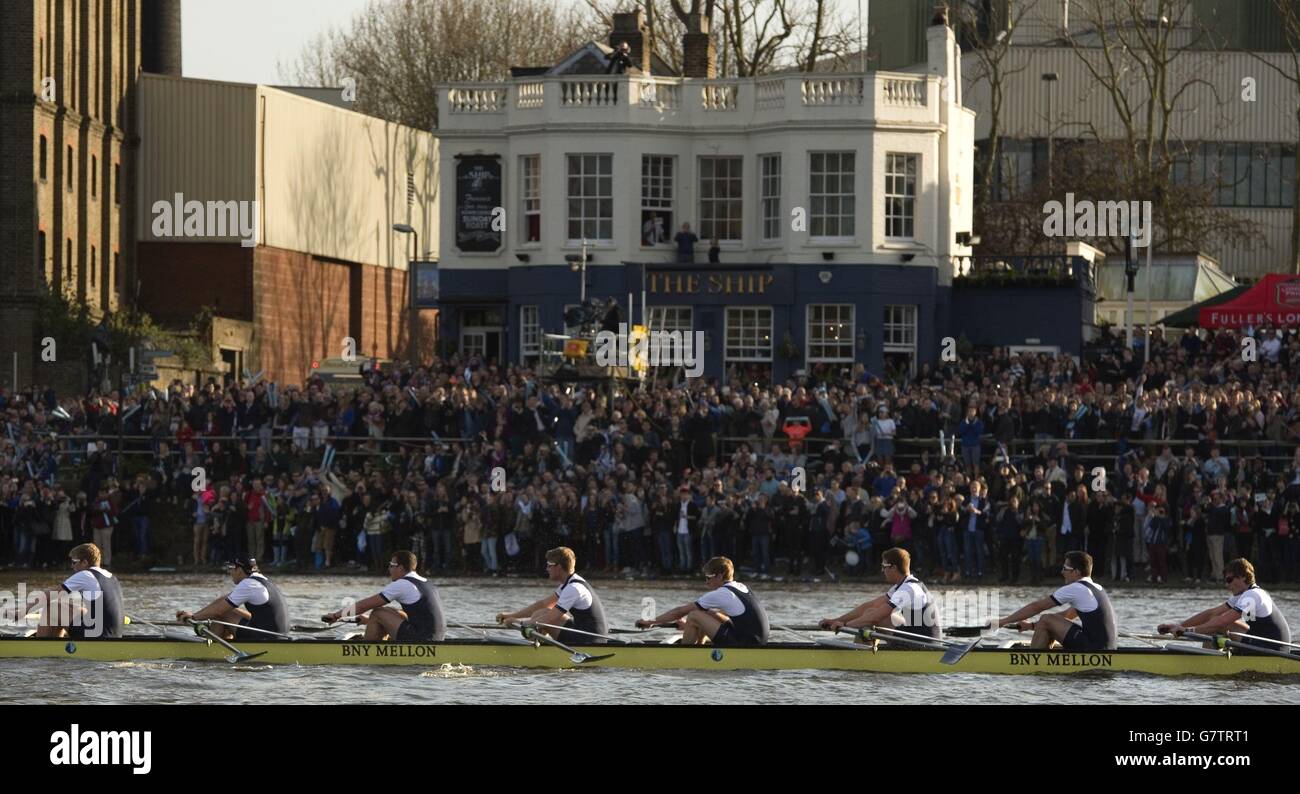 Die Männer von Oxford (von links) cox will Hakim, Constantine Louloudis, Sam O'Connor, Michael Disanto, Jamie Cook, Tom Swartz, Henry Goodier, James O'Connor und Stroke werden Geffen an Menschenmassen vor dem Ship Inn vorbeiziehen, da sie beim BNY Mellon Boat Race 2015 auf der Themse in London deutlich an der Spitze standen. Stockfoto