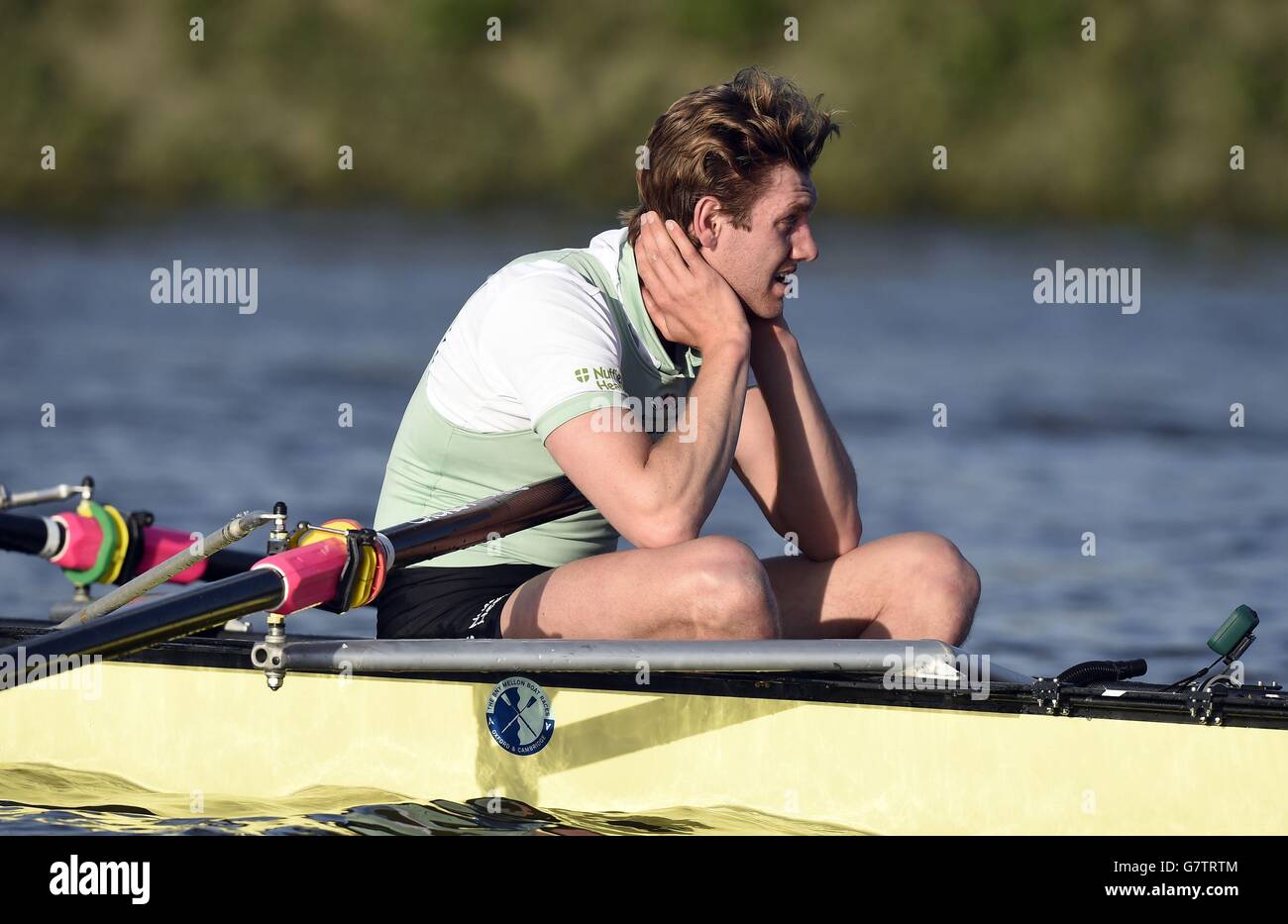 Cambridge-Schlaganfall Henry Hoffstot sieht niedergeschlagen aus, nachdem sein Team das 2015 BNY Mellon Boat Race auf der Themse in London verloren hat. Stockfoto