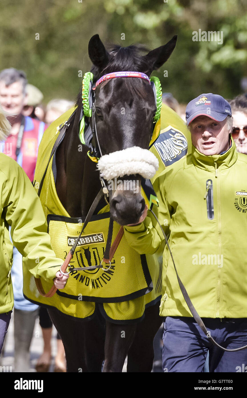 Viele Wolken werden während einer Parade in Lambourn in Richtung wartende Massen geführt, um den Gewinn des Crabbies Grand National zu feiern. Stockfoto