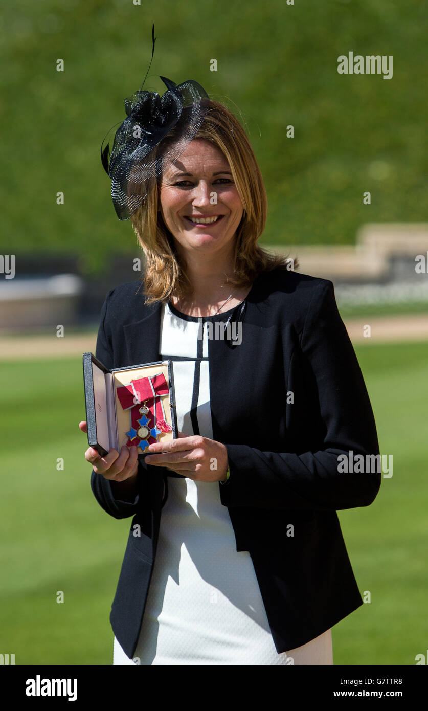 England Frauen Cricket Kapitän Charlotte Edwards hält ihre Kommandantin des British Empire (CBE), nachdem es an sie von der Königin bei einer Investiturzeremonie in Windsor Castle, Berkshire vergeben wurde. Stockfoto