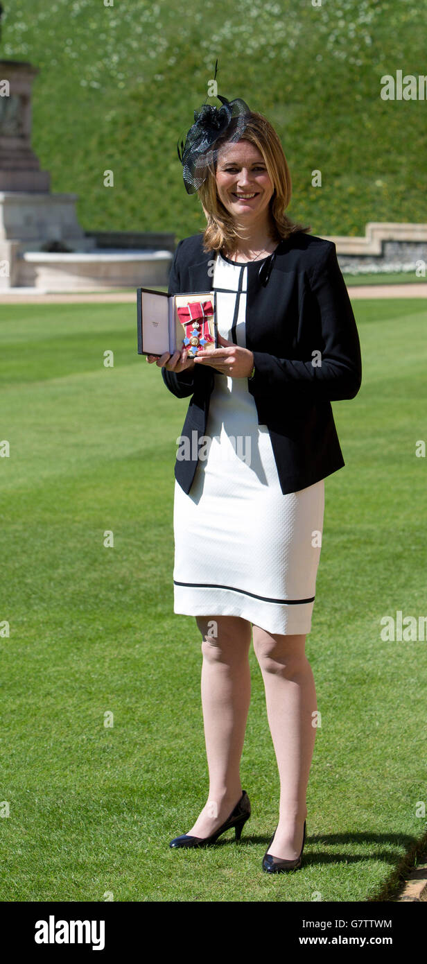 England Frauen Cricket Kapitän Charlotte Edwards hält ihre Kommandantin des British Empire (CBE), nachdem es an sie von der Königin bei einer Investiturzeremonie in Windsor Castle, Berkshire vergeben wurde. Stockfoto