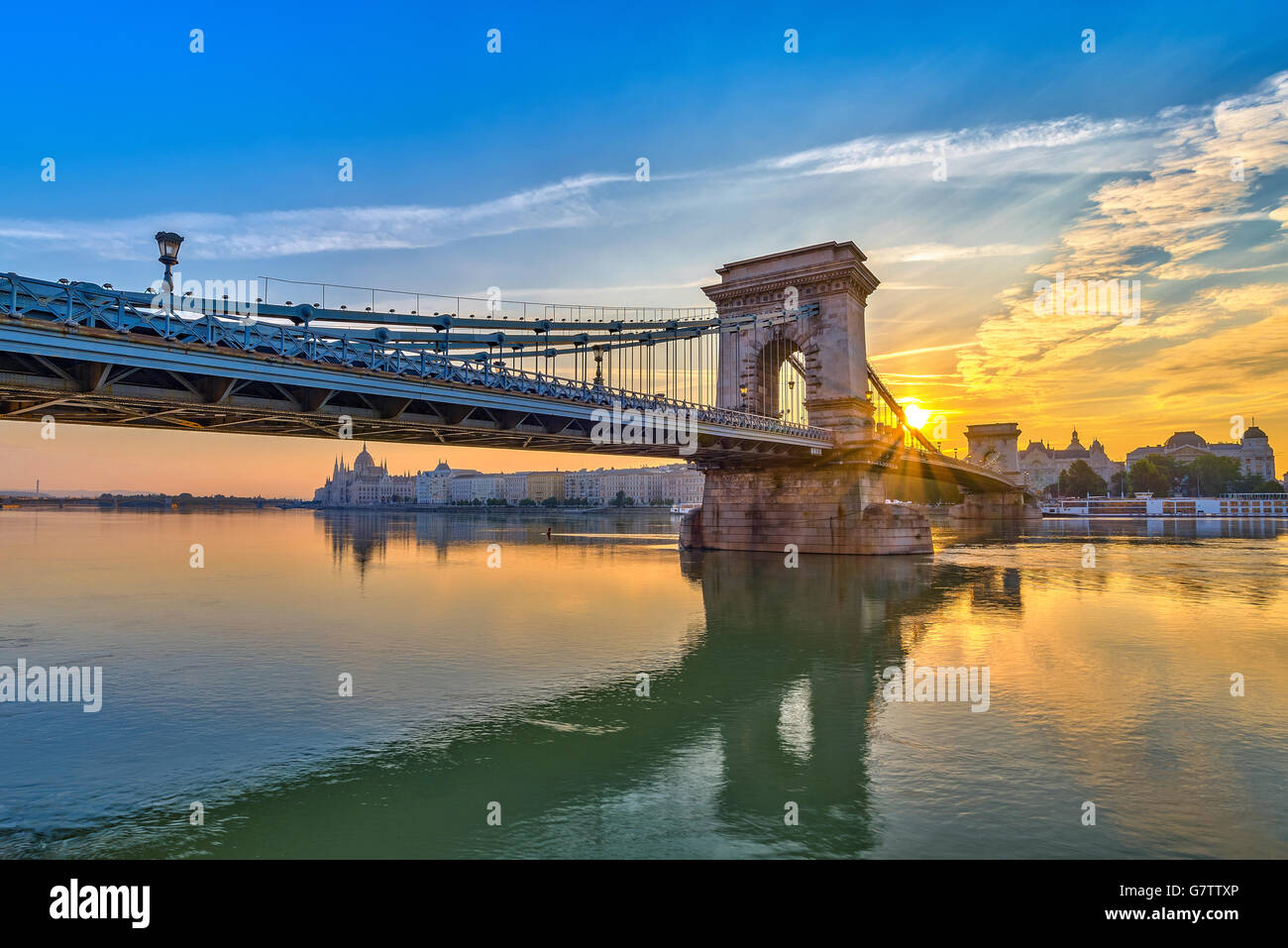 Sonnenaufgang in Budapest City und Kettenbrücke, Budapest, Ungarn Stockfoto