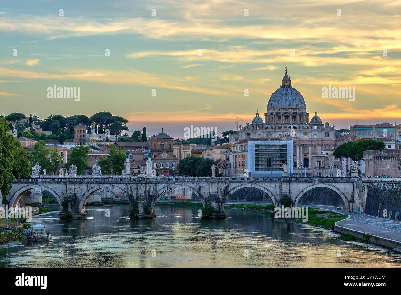 Sonnenuntergang in Rom mit St. Peter Basilika, Rom, Italien Stockfoto