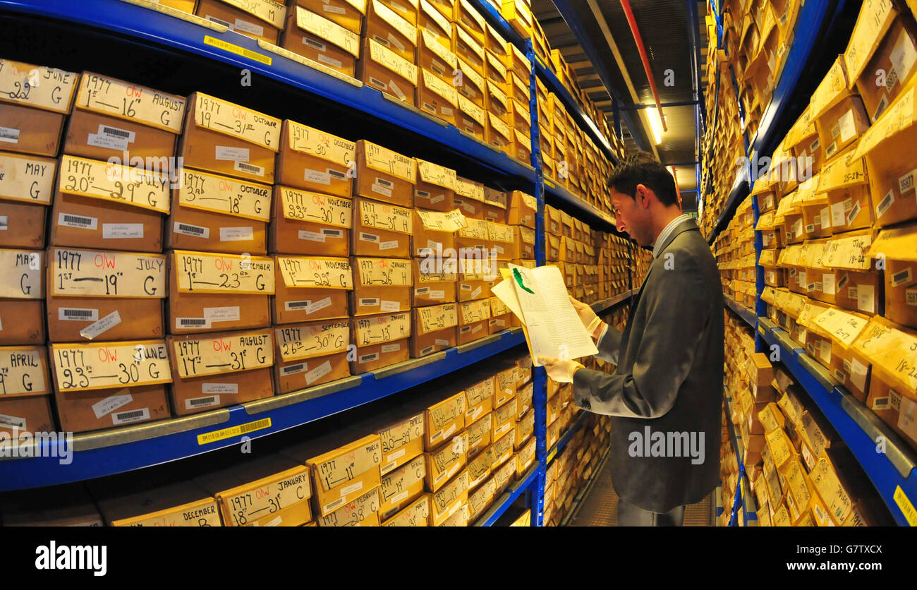 Der Rechenzentrumsmanager Qadir Ahmed prüft eines der mehr als 41 Millionen öffentlichen Testamente, die im Werk von Iron Mountain in Birmingham in sicherer Lagerung aufbewahrt werden und die alle online bestellt werden können. Stockfoto