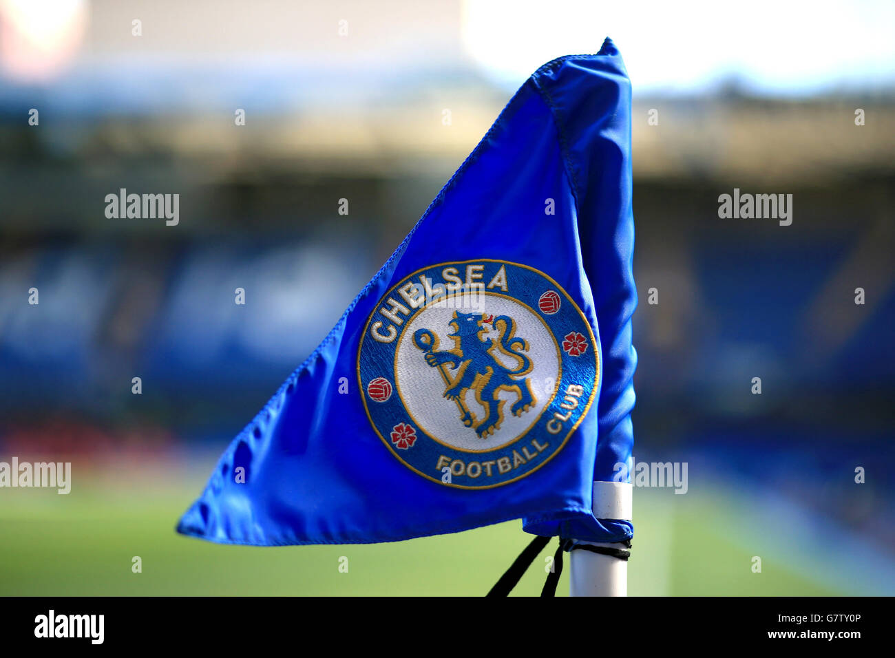 Ein Blick auf die Chelsea-Eckflagge vor dem Spiel der Barclays Premier League in der Stamford Bridge, London. DRÜCKEN SIE VERBANDSFOTO. Bilddatum: Samstag, 18. April 2015. Siehe PA Geschichte FUSSBALL Chelsea. Das Foto sollte lauten: Nick Potts/PA Wire. Stockfoto