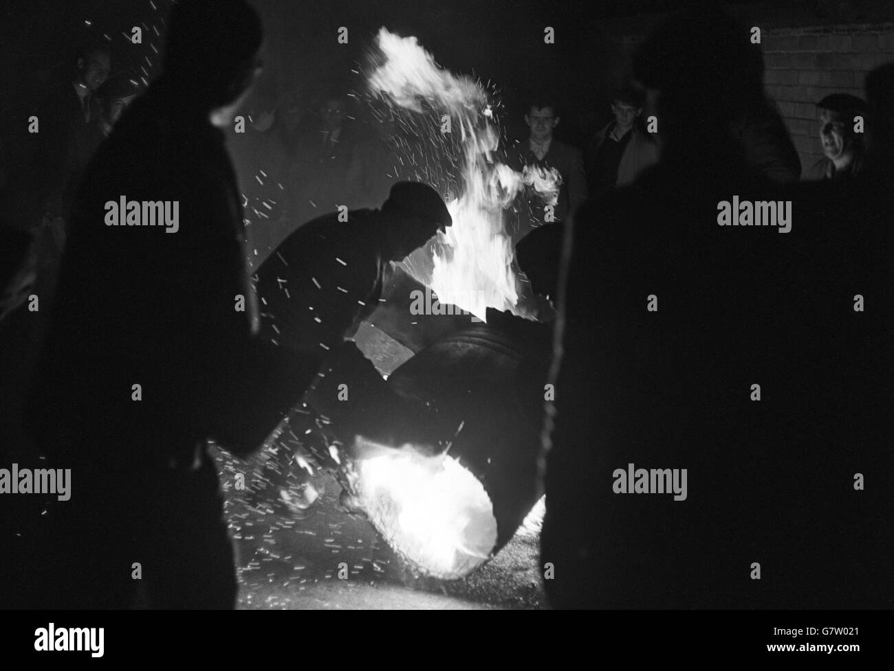 Tar Barrel Burning Ceremony - Ottery St Mary's. Das Fass wird angezündet und die Funken fangen an zu fliegen. Stockfoto