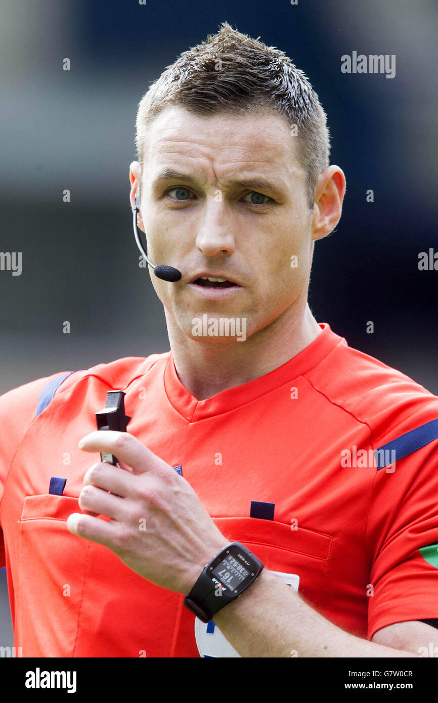 Schiedsrichter Steven McLean beim Halbfinale des William Hill Scottish Cup in Hampden Park, Glasgow. DRÜCKEN Sie VERBANDSFOTO. Bilddatum: Sonntag, 19. April 2015. Siehe PA Geschichte FUSSBALL Inverness. Bildnachweis sollte lauten: Jeff Holmes/PA Wire. Stockfoto