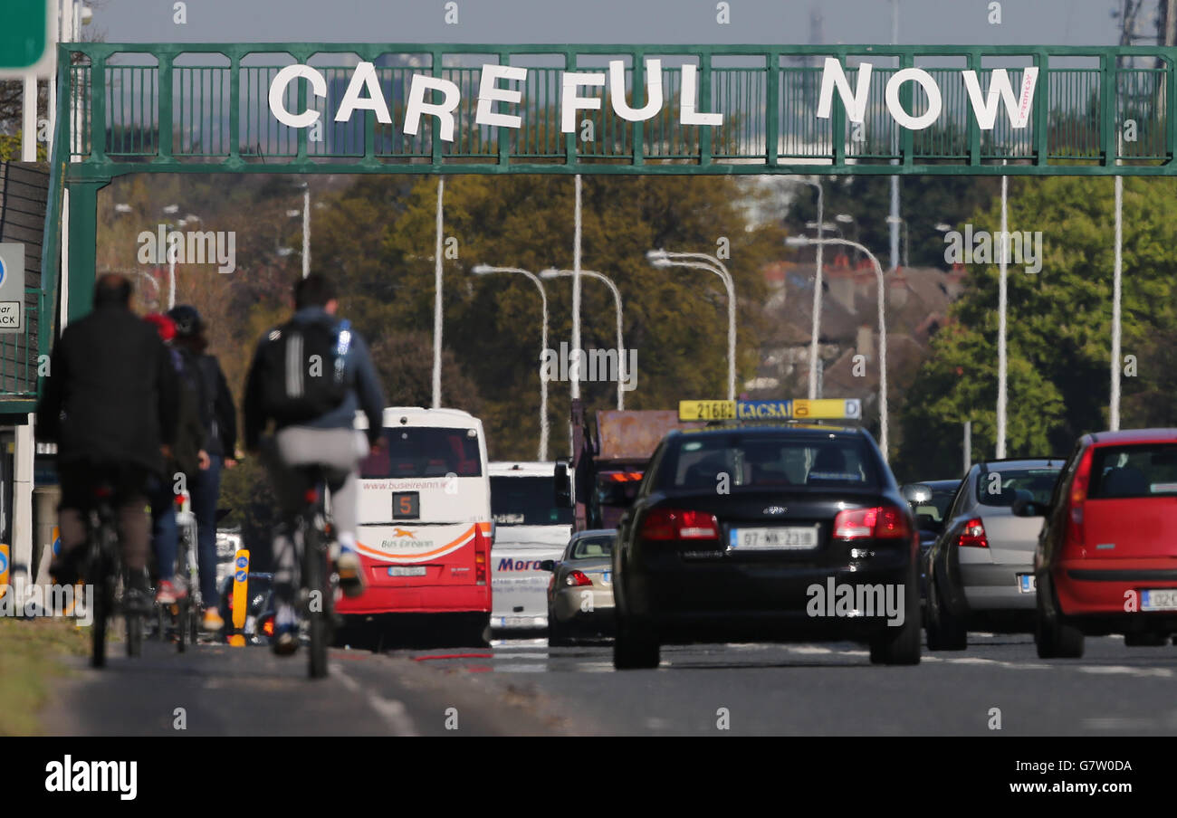 Ein Schild, das den 20. Jahrestag der Comedy-Show von Father Ted auf einer Fußgängerbrücke in der Nähe des University College Dublin anerkennt. Stockfoto