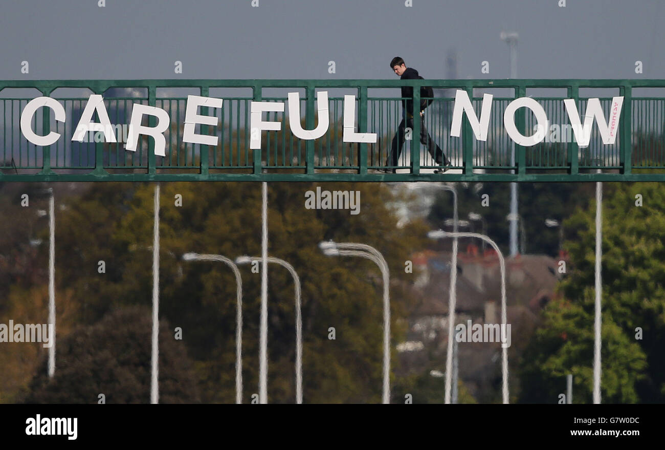 Ein Schild, das den 20. Jahrestag der Comedy-Show von Father Ted auf einer Fußgängerbrücke in der Nähe des University College Dublin anerkennt. Stockfoto
