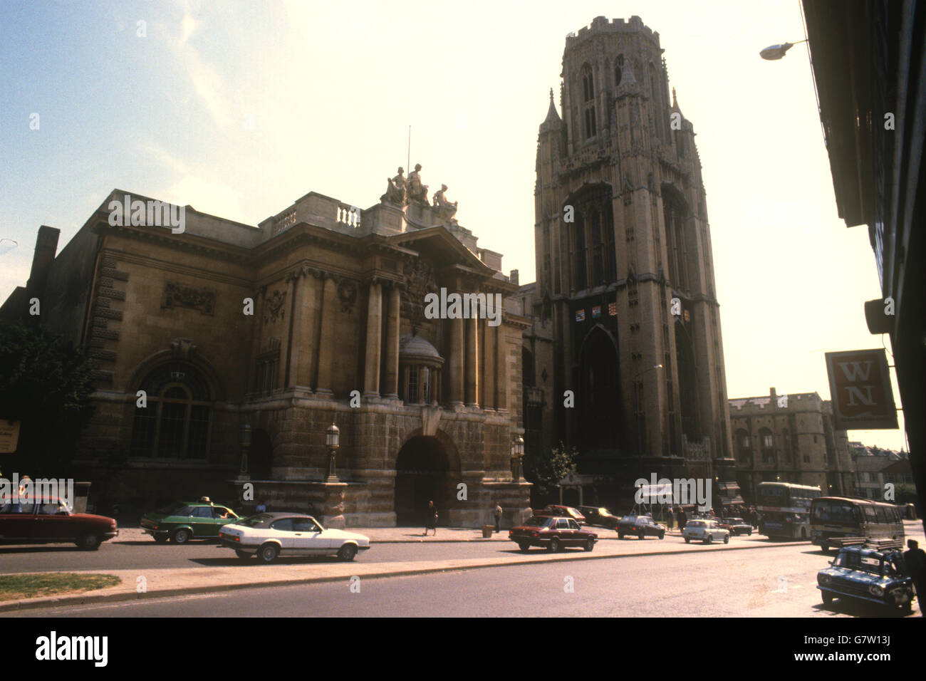 Gebäude und Sehenswürdigkeiten - Bristol City Museum and Art Gallery und Wills Memorial Tower. Bristol City Museum and Art Gallery und der Wills Memorial Tower (r), Teil der Bristol University. Stockfoto