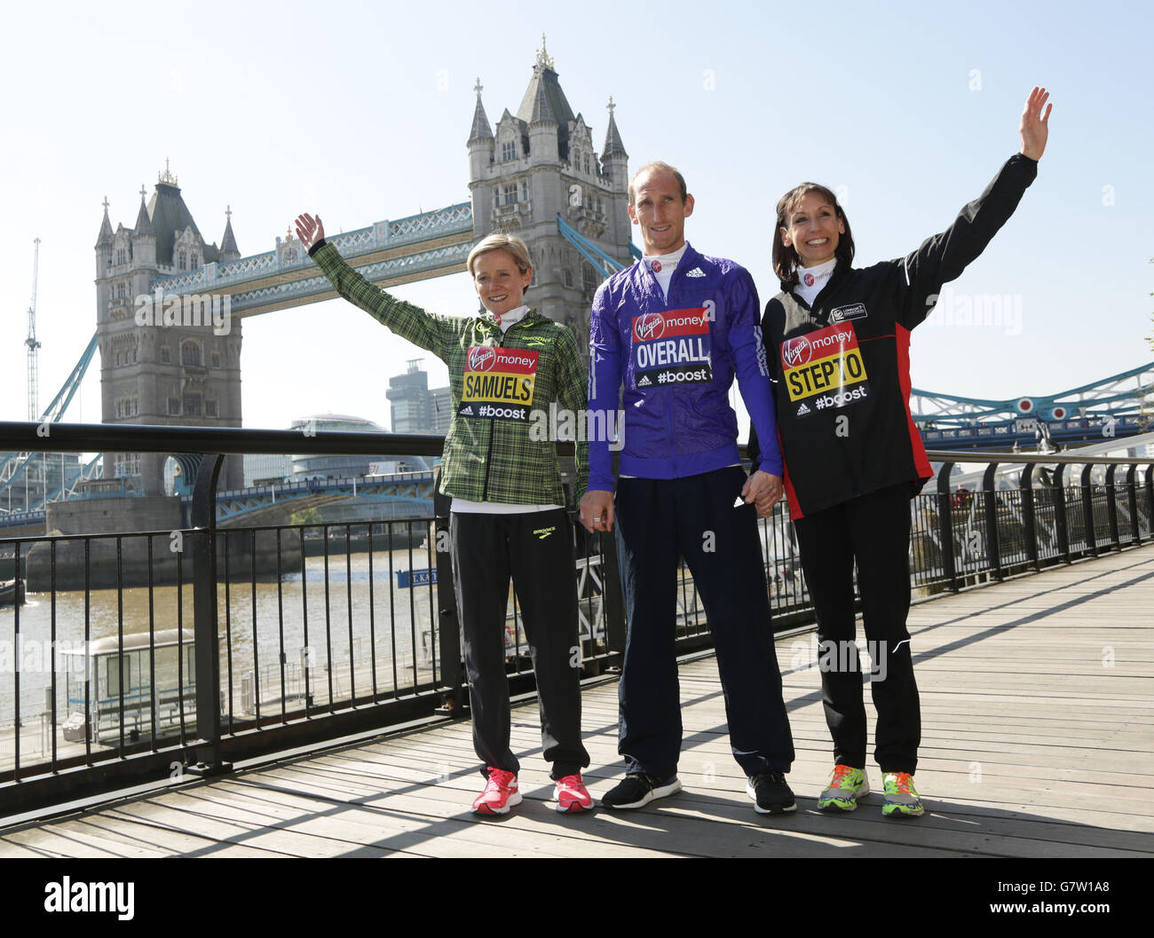 Die britischen Läufer (von links nach rechts) Sonia Samuels, Scott Overall und Emma Stepto während einer Fotoausstellung vor dem London Marathon im Tower Hotel in London. Stockfoto