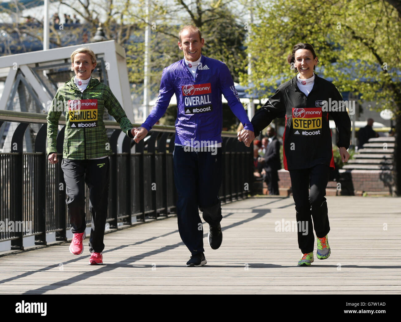 Die britischen Läufer (von links nach rechts) Sonia Samuels, Scott Overall und Emma Stepto während einer Fotoausstellung vor dem London Marathon im Tower Hotel in London. Stockfoto