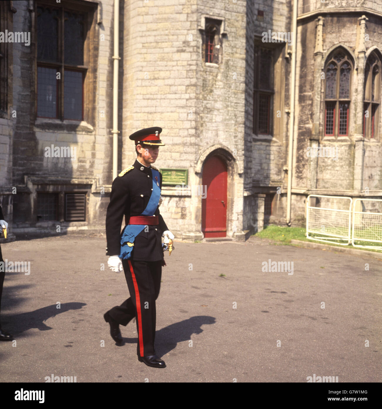 PRINZ CHARLES, in formalem Blues als Oberbefehlshaber des Royal Regiment of wales, Ankunft in Cardiff Castle für die Einweihung des Regiments. Er wird bei seiner Investitur als Prinz von Wales die gleiche Uniform unter seinem Rang tragen. Stockfoto
