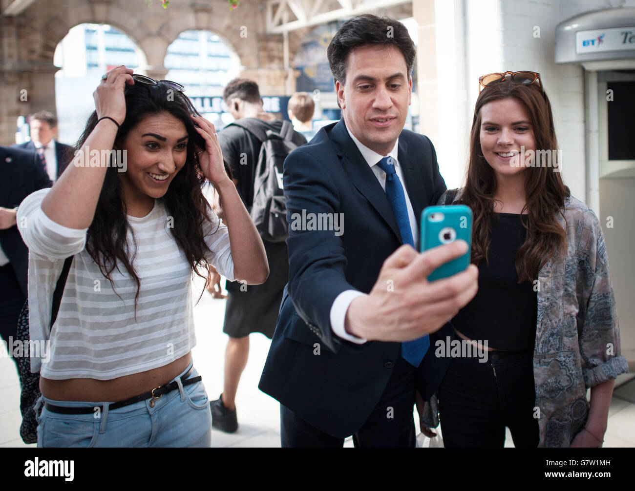 Der Gewerkschaftsführer Ed Miliband, macht ein Selfie, während er am Bahnhof von Sheffield Passagiere und Passanten trifft, bevor er in einen Zug nach Leeds fährt, wo während seiner Wahlkampftour eine Kundgebung der Labour Party stattfinden wird. Stockfoto