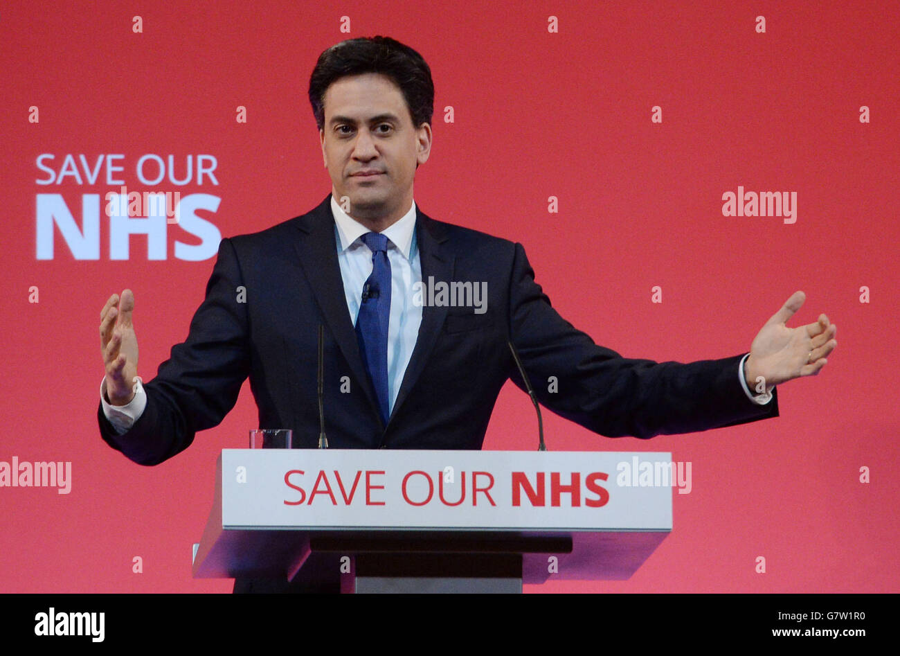 Ed Miliband, Vorsitzender der Labour Party, während seiner Rede im Rathaus von Leeds, während er sich auf dem Weg zum Wahlkampf der Parlamentswahlen aufhielt. Stockfoto