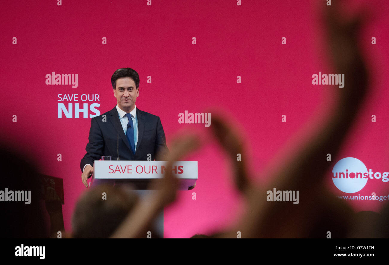 Ed Miliband, Vorsitzender der Labour Party, während seiner Rede im Rathaus von Leeds, während er sich auf dem Weg zum Wahlkampf der Parlamentswahlen aufhielt. Stockfoto