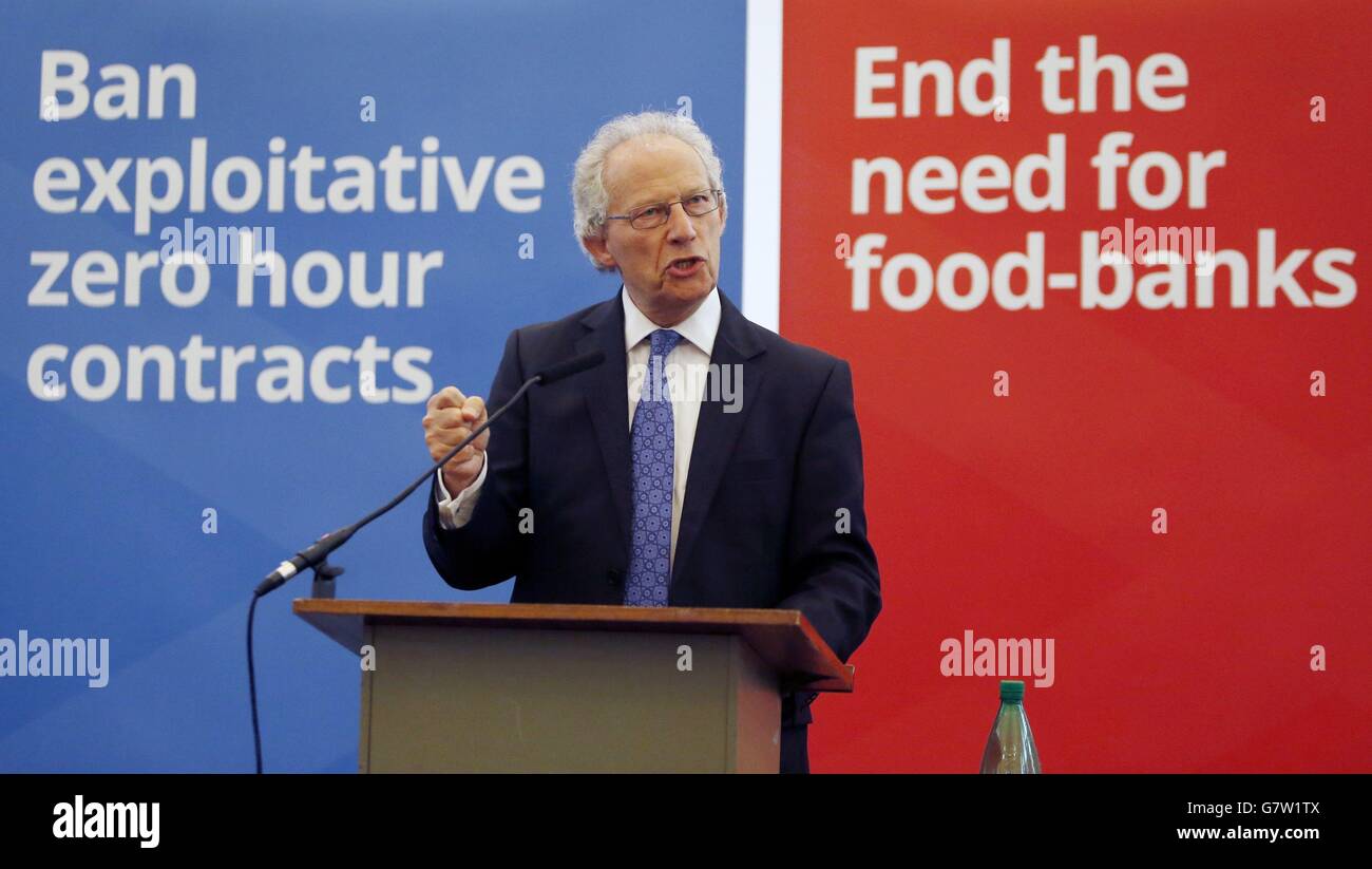 Henry McLeish hält eine Rede im Old Kirk in Kirkcaldy, Schottland, während einer Wahlkundgebung der schottischen Labour-Partei. Stockfoto
